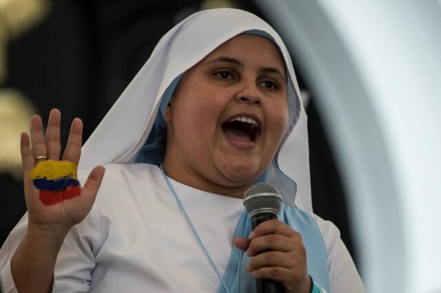 Luis Robayo / AFP María Valentina, a 'freira rapper', canta durante um show junto ao grupo de Músicos Católicos Unidos, em Cali, na Colômbia