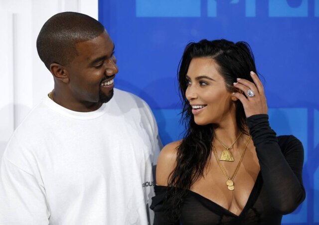 Eduardo Munoz/Reuters Kim Kardashian e Kanye West congelaram embriões, pois a empresária teria gravidez de alto risco se gerasse o bebê.