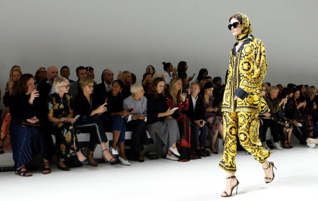 REUTERS/Alessandro Garofalo O amarelo foi um dos destaques do desfile de primavera/verão da Versace