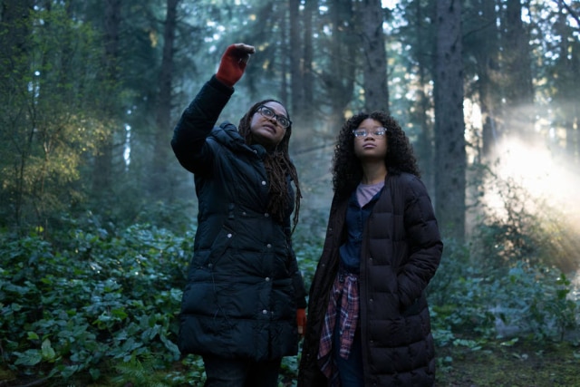 Atsushi Nishijima/Disney/Divulgação A diretora Ava DuVernay e a atriz Storm Reid no set de gravações de 'Uma Dobra no Tempo'