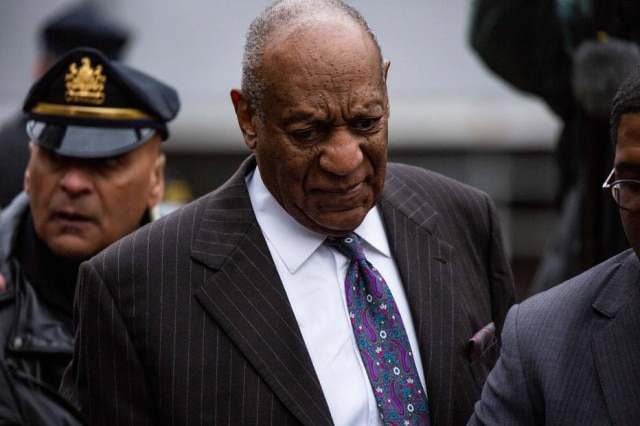 Dominick Reuter/AFP Photo Bill Cosby ao sair do primeiro dia de julgamento contra ele por abuso sexual.