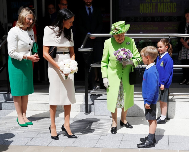 REUTERS/Phil Noble/Pool Em algumas fotos, é perceptível que a Duquesa de Cambridge usa sapatos com o número maior do que o seu