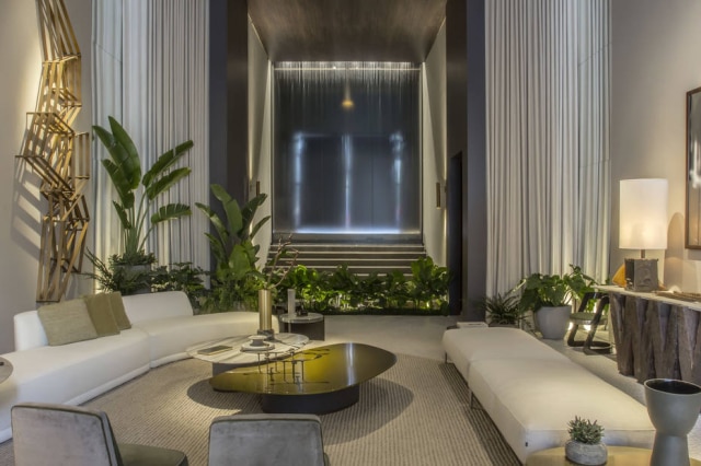 Zeca Wittner/Estadão Com área interna de 560 m² e externa de 280 m², a Cisterna de 70 mil litros é a estrela do projeto de Osvaldo Tenório. No Hall da Cascata, a água corre na parede de granito e deságua em espelho d’água