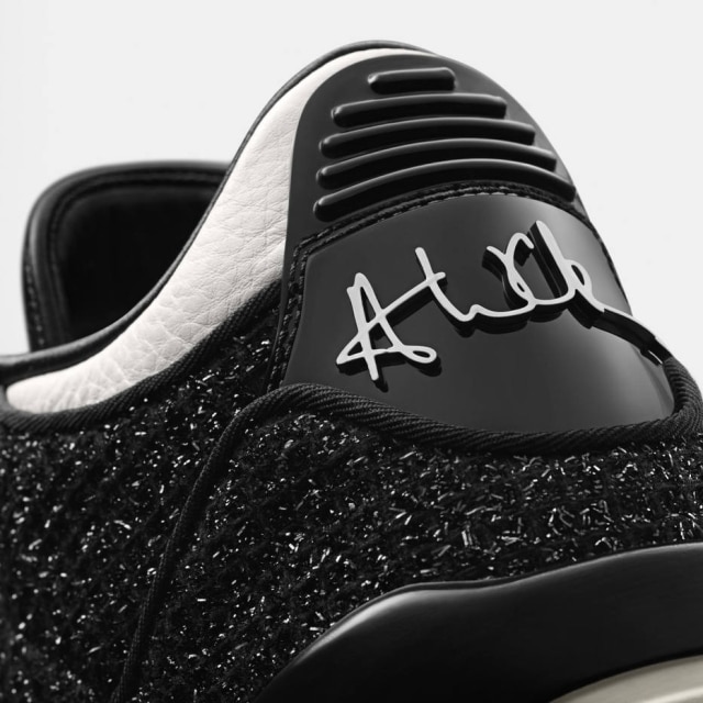 Divulgação/Nike O modelo de tweed também traz a assinatura da editora no calcanhar
