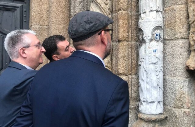 Twitter / @PazodeRaxoi Estátua pertence à Catedral de Santiago de Compostela.