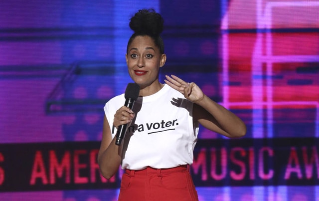 Matt Sayles/Invision/AP Em um dos looks, atriz usou camiseta a favor do voto