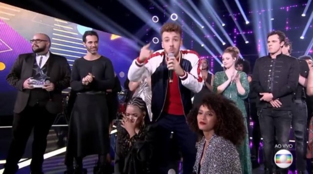Reprodução de 'Popstar' (2018) / Globo João Côrtes agradece a produção do 'Popstar' quando Taís Araújo estava prestes a falar com a campeã do programa, Jennifer Nascimento.