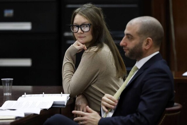 Richard Drew/AP Anna Sorokin, uma imigrante russa que se dizia uma herdeira alemã, continua detida nos EUA, anunciou o serviço de imigração americano nesta terça-feira, 15, depois que a imprensa anunciou no dia anterior sua iminente extradição para a Alemanha.