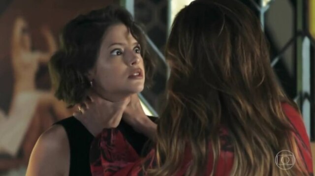 Reprodução de 'A Dona do Pedaço' (2019) / Globo Cena da surra de Maria da Paz (Juliana Paes) em Josiane (Agatha Moreira) em 'A Dona do Pedaço'