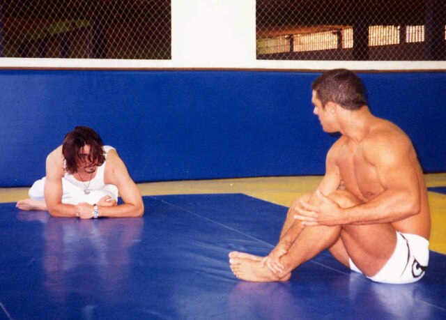 Manoela Penna / Divulgação Kevin Richardson, dos Backstreet Boys, ao lado do lutador Vitor Belfort, durante sua passagem pelo Rio de Janeiro em 2001.