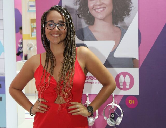 Ybirá Sorrentino/Cedida pela Merck Brasil Aline Beatriz foi diagnosticada com esclerose múltipla em 2017, doença que, segundo ela, virou sua amiga.