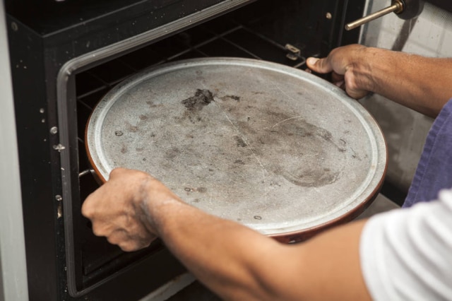 Pedra refratária própria para assar pizzas.