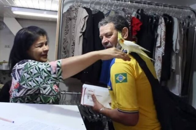 Divulgação/Correios Beth, Nelson e a calopsita Sofia.