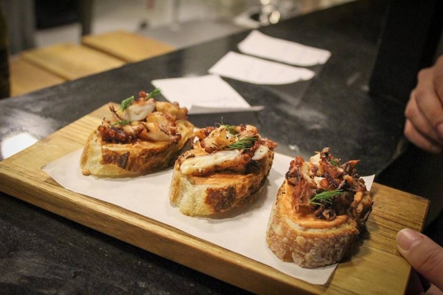 Nos'Otros Montaditos. Tapa espanhola com polvo e aïoli de páprica