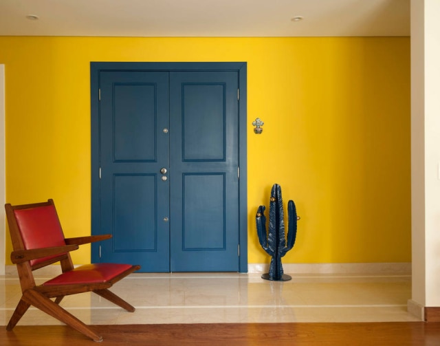 Romulo Fialdini Hall de entrada com parede pintada em amarelo-ouro. Projeto Guta Louro