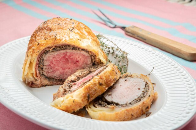 Wellington perfeito: carne rosada envolvida por massa folhada crocante e dourada.