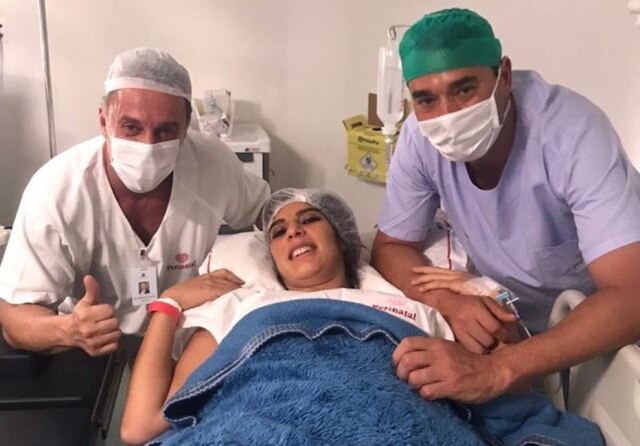 Reprodução Instagram / @andrerizek Os jornalistas Andréia Sadi e André Rizek com o ginecologista obstetra Dr. Renato Kalil, que foi responsável pelo parto dos gêmeos