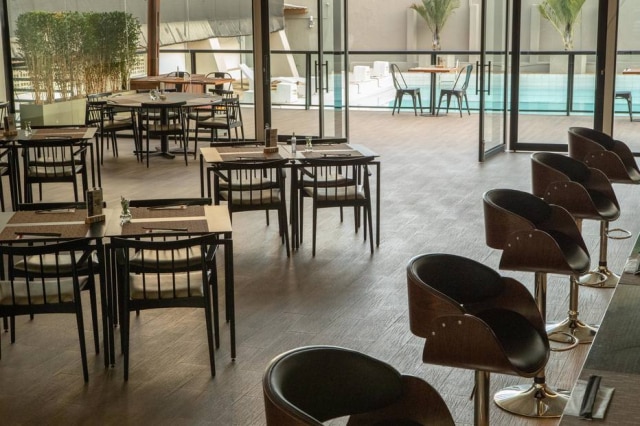 Daniel Teixeira/Estadão Novo salão do izakaya Kurâ tem deck à beira de uma piscina semiolímpica.