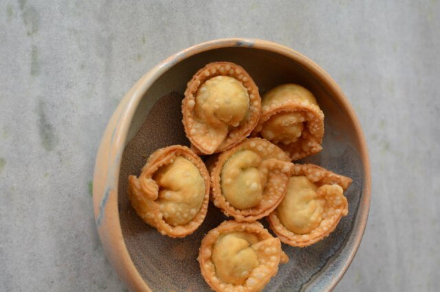 Giuliana Nogueira Pastel do AE! Cozinha, com queijo Lua Cheia Serra das Antas e carvão vegetal.