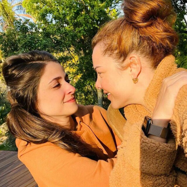 Instagram/@fernandasouzaoficial A atriz Fernanda Souza assume namoro com Eduarda Porto.