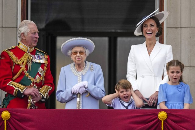 Alastair Grant/Pool Photo via AP Príncipe Louis, bisneto da rainha Elizabeth II, roubou a cena durante o Jubileu de Platina da monarca.