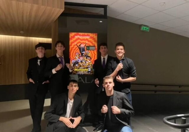 TikTok/@matheusspierri Jovens usam roupas sociais para assistir ao filme 'Minions 2'.