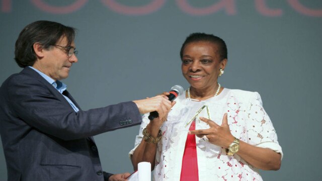 divulgação A italiana Marva Griffen,recebe prêmio especial pelos serviços prestados ao design, por meio do Salão Satélite, por ela dirigido e realizado.