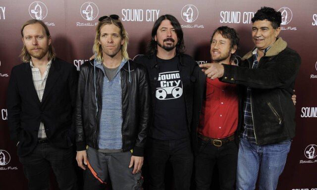 Chris Pizzallo/AP Foo Fighters convidou Rick Astley para cantarem juntos 'Never Gonna Give You Up'.