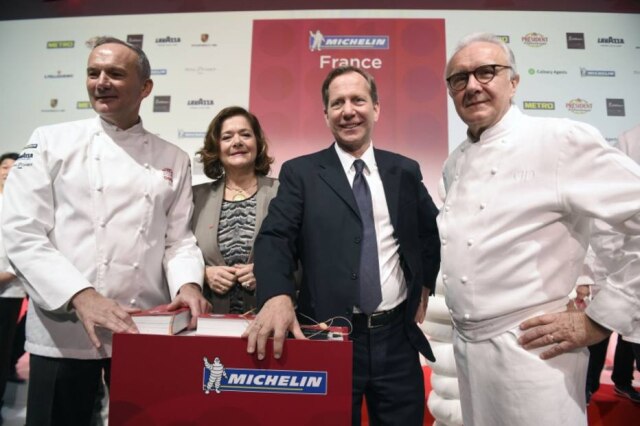 Michel Euler|AP Christian Le Squer, chef do Le Cinq; Claire Dorland-Clauzel, vice-presidente de relações externas da Michelin; Michael Ellis, diretor geral do Guia Michelin e Alain Ducasse, chef do Plaza Athénée.