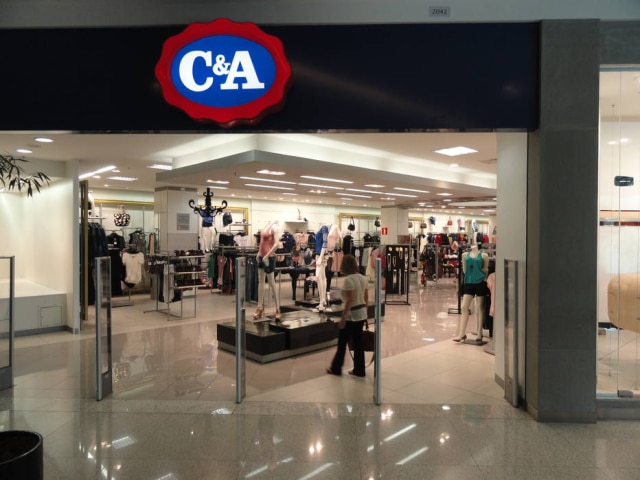 C&A/Divulgação Vaga na C&A exige, entre outros requisitos, ensino médio completo.