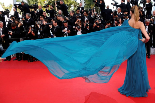 REUTERS/Yves Herman A modelo Ana Beatriz Barros usou longo vaporoso da marca Ralph & Russo