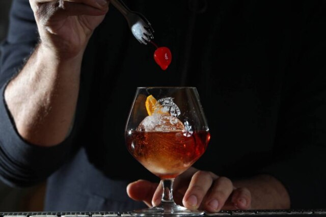 Felipe Rau|Estadão Old Fashioned leva bourbon, bitter, laranja e cereja
