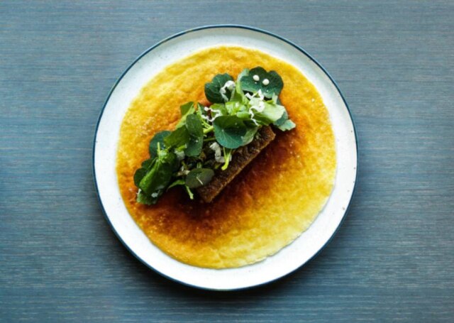 Hannah Grant|Divulgação Barriga de porco com creme de leite caramelizado do novo restaurante 108, do grupo Noma