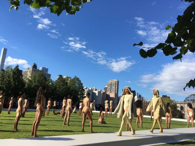 AP Photo/Leanne Italie Modelos apresentam a coleção Yeezy Season 4 na Nova York Fashion Week