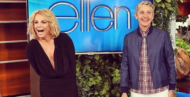 Reprodução/Twitter Britney Spears e Ellen DeGeneres se uniram para ajudar as vítimas das enchentes em Lousiana, Estados Unidos.