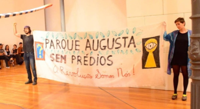 Reprodução/Instagram O desfile de Fernanda Yamamoto na SPFW contou com manifestação pró Parque Augusta.