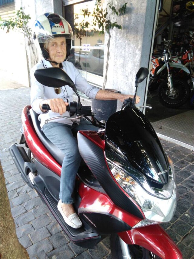 Acervo Pessoal/ Fausto Moura Andar de moto é a maneira que Fausto encontrou de passar mais tempo com a mãe e fazer algo que gosta