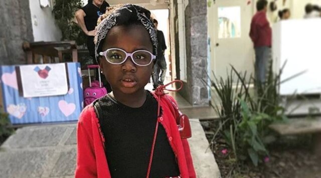 Instagram.com/gio_ewbank Bandana e óculos coloridos são marcas registradas de Titi