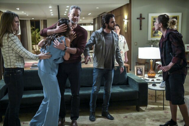 Em cena, Ivana (Carol Duarte), com Joyce (Maria Fernanda Cândido), Ruy (Fiuk), Simone (Juliana Paiva), Zu (Claudia Mello) e Eugênio (Dan Stulbach). Foto: Estevam Avellar/Globo