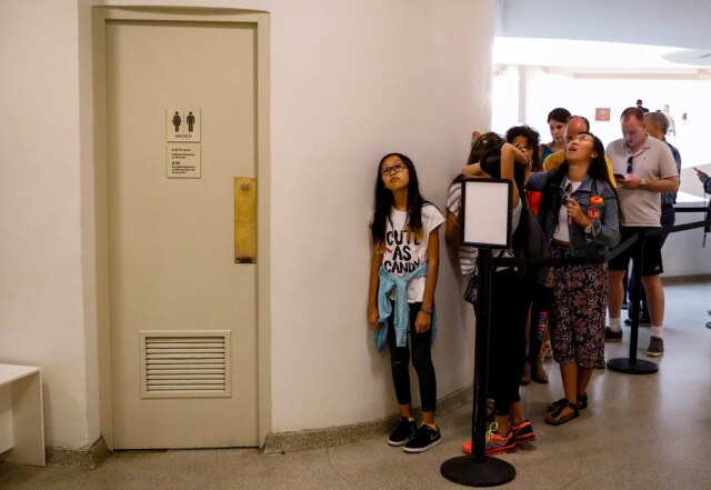 REUTERS/Brendan McDermid Visitantes esperando para usar o vaso sanitário.