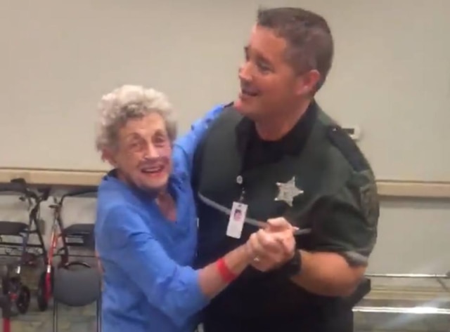 Facebook/osceolasheriff Policial dançou com idosa em abrigo na Flórida durante a passagem do furacão Irma e o vídeo acabou viralizando.