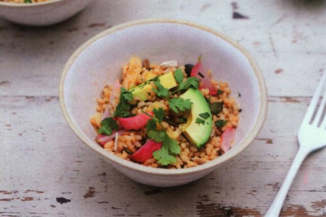 Reprodução Tigela de arroz com gengibre, rabanete e abacate, receita do novo livro da apresentadora Nigella Lawson