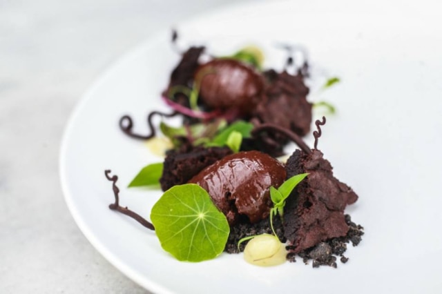Gabriela Biló|Estadão Floresta de chocolate, sobremesa de Rodrigo Ribeiro do Petí, que leva chocolate em diversas versões e texturas com pancs e gel de cambuci