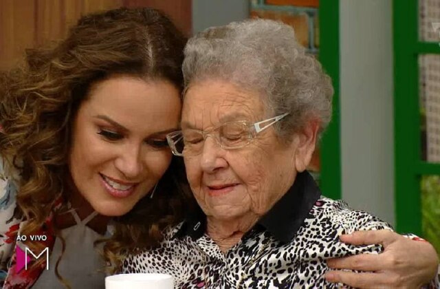 Twitter / @gazetamulheres Regina Volpato abraça Palmirinha