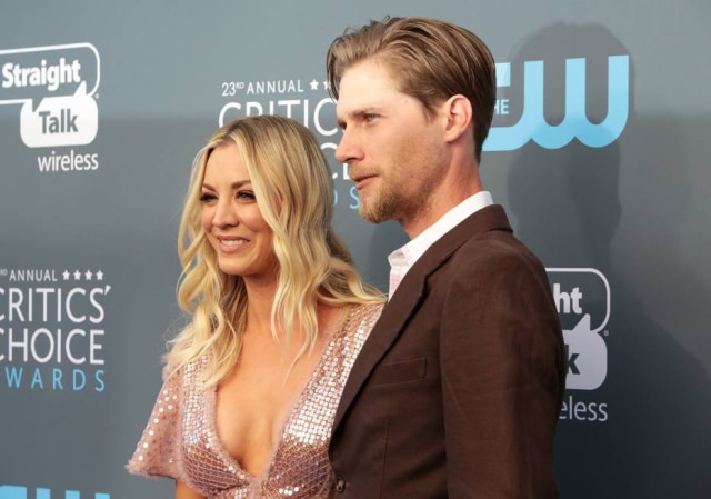 Monica Almeida / Reuters Kaley Cuoco e seu noivo, Karl Cook.