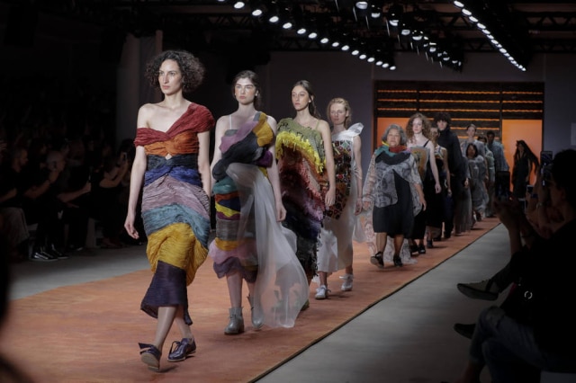 Sebastião Moreira/EFE A fila final de Fernanda Yamoto e seu arco-íris de cores