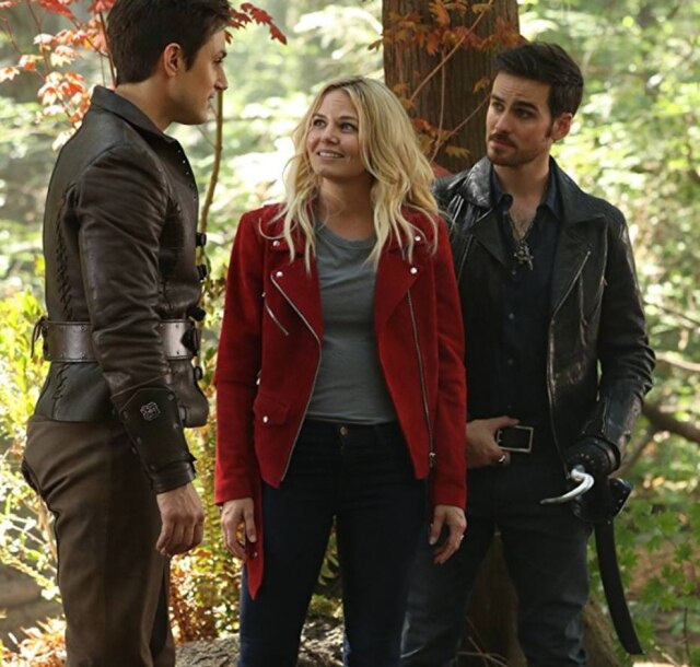 Jack Rowand/ABC Henry Mills (Andrew J. West), Emma Swan (Jennifer Morrison) e Capitão Gancho (Colin O'Donoghue) em cena de Once Upon a Time.
