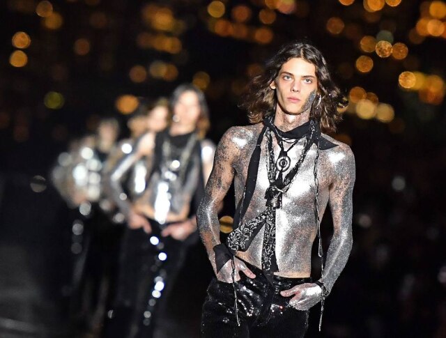 Angela Weiss/AFP PHOTO A entrada final dos modelos na passarela da Saint Laurent, em Nova York