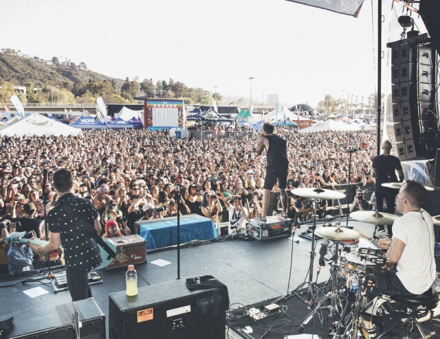 Adam Amengual/The New York Times Banda Simple Plan no palco da Vans Warped Tour em San Diego, Califórnia
