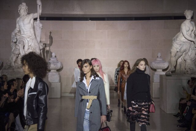 Giovanni Giannoni/divulgação Louis Vuitton Modelos desfilam o inverno 2017-2018 da Louis Vuitton, no Cour Marly do Museu do Louvre, em Paris